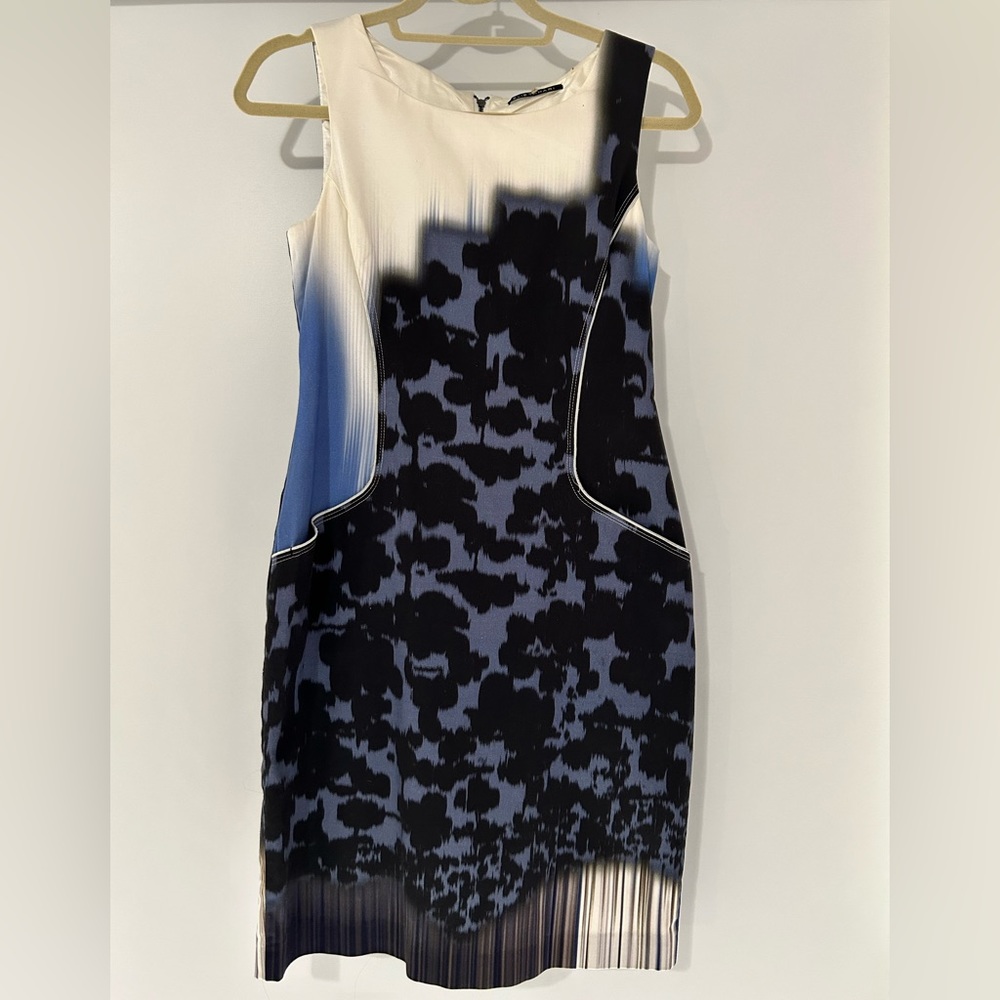 Elie Tahari. Color blue. Excellent condition